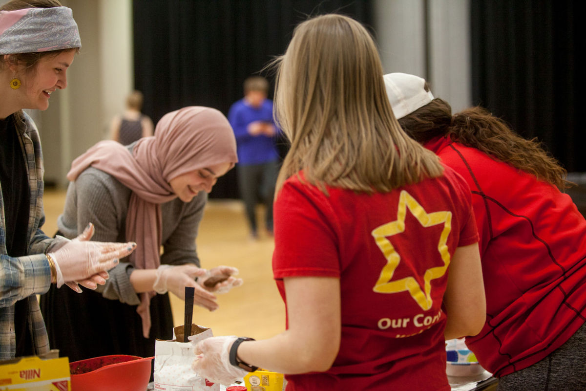 Hillel Club's 'Huskers Unplugged' event focused on communication, relaxation